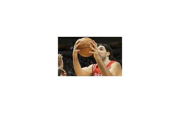 Luis Scola marcó 10 puntos en el triunfo de los Rockets ante Sacramento.