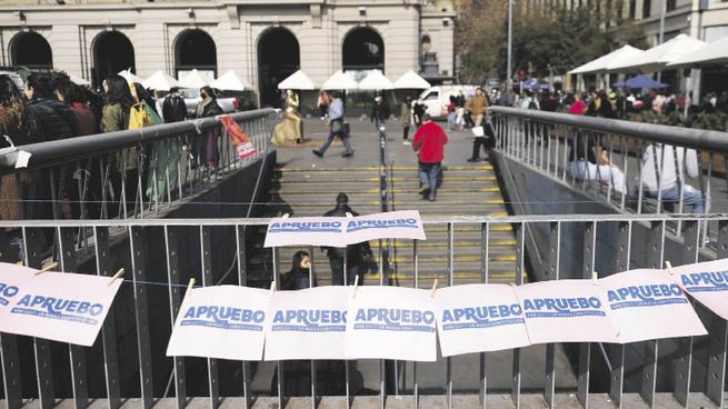 CAMPAÑA. Simpatizantes del nuevo proyecto constitucional desplegaron panfletos en el centro de Santiago.