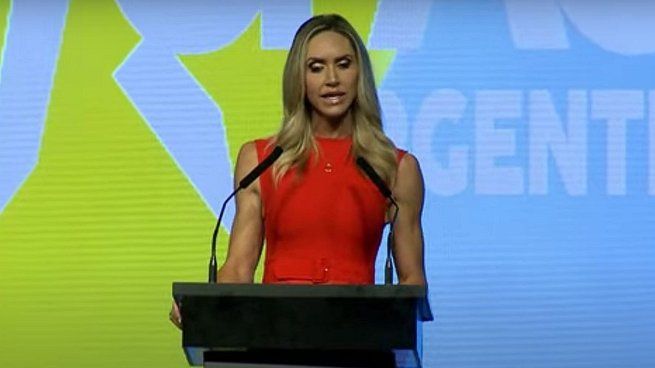 Lara Trump subió al escenario y analizó la situación de latinoamérica en el marco de la CPAC.