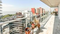 El balcón de un departamento en venta en La Lucila, en Vicente López, una de las zonas más cotizadas del GBA. Sobre la Avenida del LIbertador