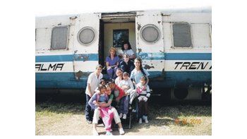 «Un tren a Pampa Blanca» registra el trabajo de los pediatras de la Fundación Alma que recorren 1.700 kilómetros atendiendo niños sin subsidios estatales y pese a la decadencia del sistema ferroviario.
