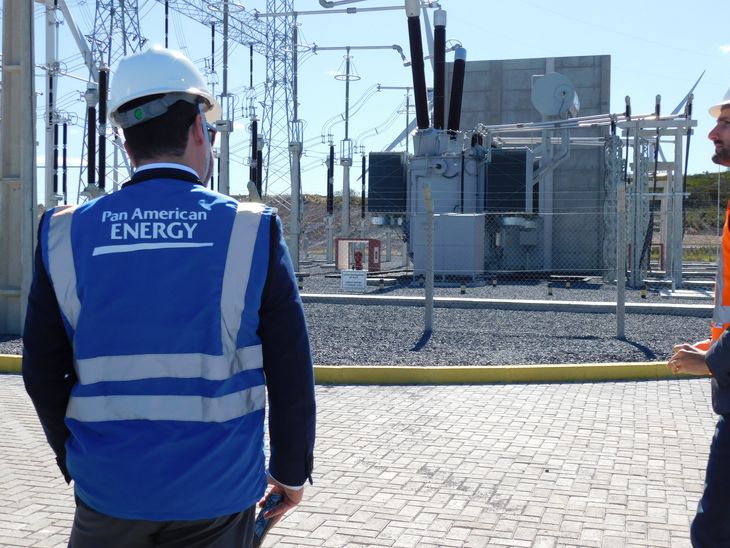 Además, se tuvieron que instalar 80 kilómetros de líneas de alta tensión y ampliar una subestación existente, que conecta el complejo al Sistema Interconectado Nacional. Además, se tuvieron que instalar 80 kilómetros de líneas de alta tensión y ampliar una subestación existente, que conecta el complejo al Sistema Interconectado Nacional.