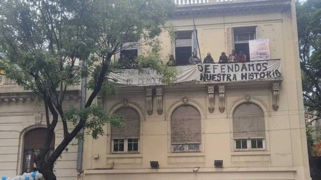 El operativo en la puerta del Instituto Nacional Juan Domingo Perón.