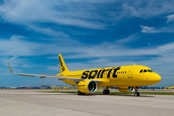 Spirit Airlines se convirtió en el caso emblema del golpe al transporte aéreo. El salto del jet fuel sumó unos u$s100 millones a sus costos, forzó cancelaciones masivas y terminó por dejarla sin margen operativo.