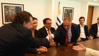 El momento de la firma del contrato por Arazatí.
