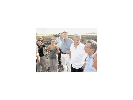 En la zona afectada por los incendios en el partido bonaerense de Olavarría, la vicepresidenta de CARBAP, Norma  Urruty (primera desde la izquierda), acompañó al ministro de Agricultura, Julián Domínguez, y al intendente José Eseverri (derecha).
