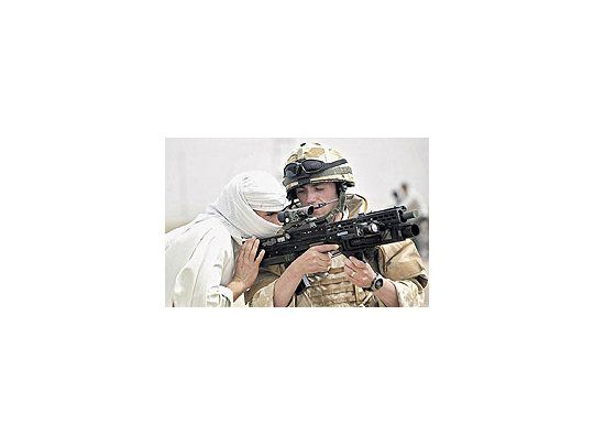 Un joven iraquí prueba la mira de una ametralladora de un soldado británico en la ciudadmeridional de Basora. Según EE.UU., el gobierno de Gordon Brown apura la salida de sustropas de esa región a pesar de las crecientes dificultades en materia de seguridad.