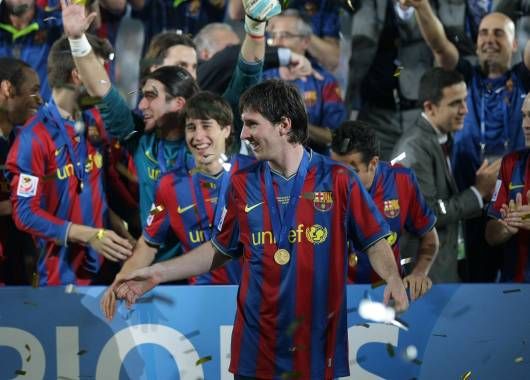 Lionel Messi fue la figura del partido y sus compañeros lo felicitan.