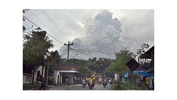 La erupción del volcán Merapi  complica más el panorama y suman 38 los fallecidos y 50 mil los evacuados