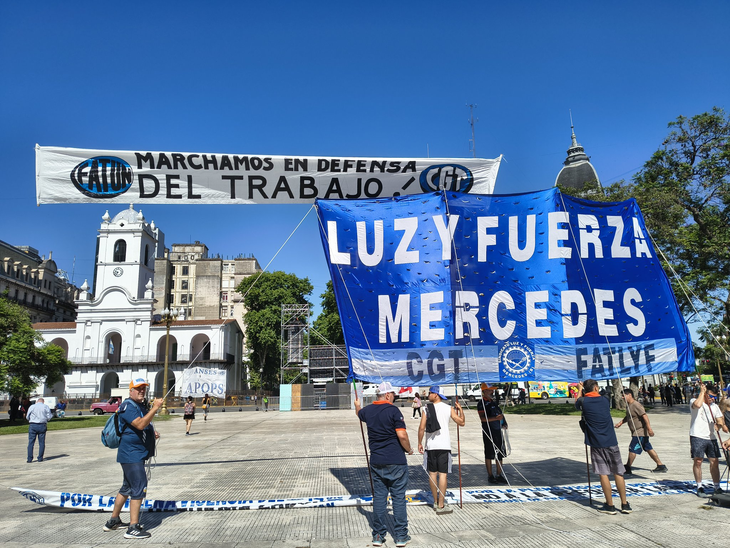 Trapos, banderas y consignas en la previa de la marcha. Trapos, banderas y consignas en la previa de la marcha.