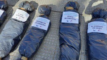 Las bolsas mortuorias con nombres de referentes de derechos humanos y dirigentes del oficialismo fueron depositadas frente a Casa Rosada en el marco de una marcha de la oposición.