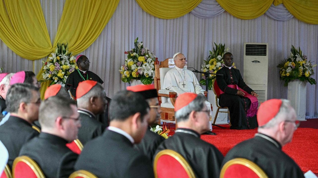El Pontífice habló en una universidad de Yaúnde y pidió no perder referencias éticas frente al avance tecnológico.