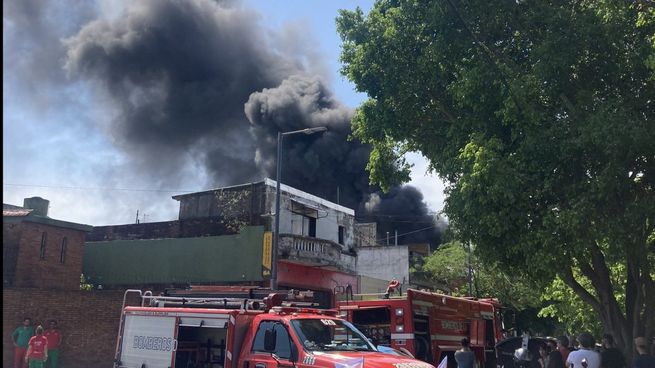 Seis dotaciones de bomberos trabajaron para apagar el incendio en La Paternal.