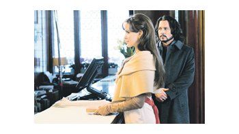 La actuación de Johnny Depp, la seducción de Angelina Jolie, bellos paisajes y un guión aceptable vuelven recomendable «El turista», primer film hollywoodense del director del excelente film alemán «La vida de los otros».