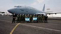 Histórico. El Boeing 737-700 de la Fuerza Aérea con la tripulación que viajará a la feria en Gran Bretaña.