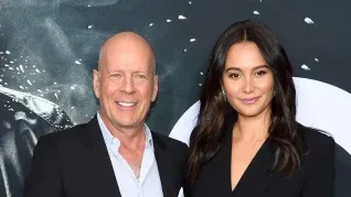 Bruce Willis junto a su esposa Emma.
