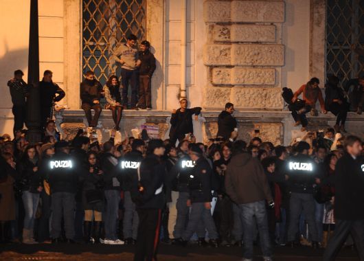 Los italianos celebraron la dimisión del Il Cavalieri: Vete, ladrón (foto 1)