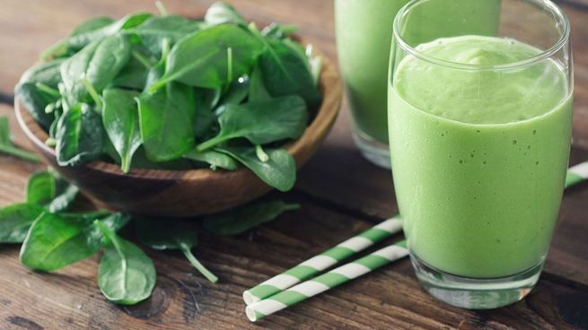 El agua de apio tiene muchos beneficios para la salud. 