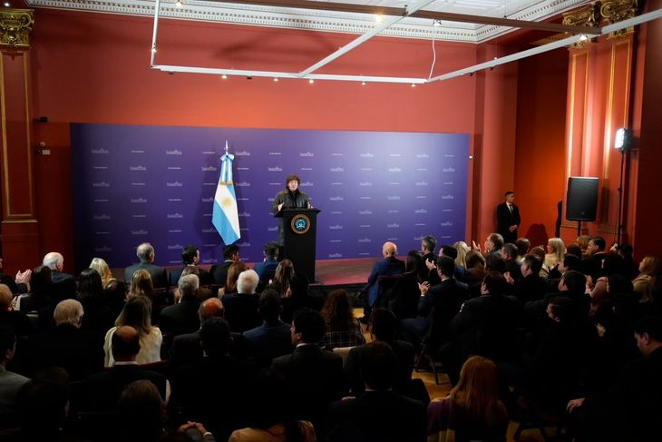 A puertas cerradas, Milei volvi&oacute; a hablar de las apuestas online y la compra de televisores en el marco del Mundial.