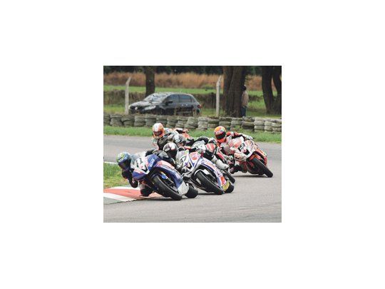 Una carrera impresionante: cinco motos rueda a rueda. El uruguayo Maximiliano Gerardo Nº 41, Fabricio Perrén Nº 37, Diego Pierluigi Nº 84 semioculto, Sebastián Porto Nº 19, y unos metros mas alejado Nicolás Tortone Nº 23 en la 600 SS.