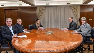 Osvaldo Jaldo, Gustavo Sáenz y Raúl Jalil se reunieron con Luis Caputo y Diego Santilli en el Ministerio de Economía. Osvaldo Jaldo, Gustavo Sáenz y Raúl Jalil se reunieron con Luis Caputo y Diego Santilli en el Ministerio de Economía.