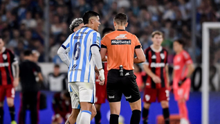 Los que se encontraban viendo el partido por televisión, alcanzaron a escuchar a través del micrófono del juez, un sos un hijo de re mil..., ahora, se conocieron las palabras completas de Rojo. Los que se encontraban viendo el partido por televisión, alcanzaron a escuchar a través del micrófono del juez, un sos un hijo de re mil..., ahora, se conocieron las palabras completas de Rojo.