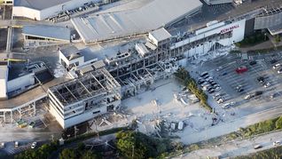 El shopping Aeon Mall sufrió el desplome de parte de su estructura y varias personas quedaron atrapadas.&nbsp;