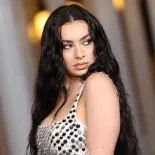 La cantante cambió la trayectoria de su carrera con BRAT, el álbum que conquistó el 2024. La cantante cambió la trayectoria de su carrera con BRAT, el álbum que conquistó el 2024.