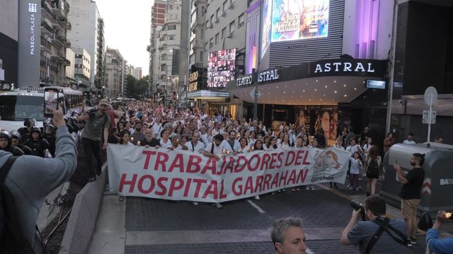 Trabajadores del hospital Garrahan marcharon por la calle Corrientes.&nbsp;