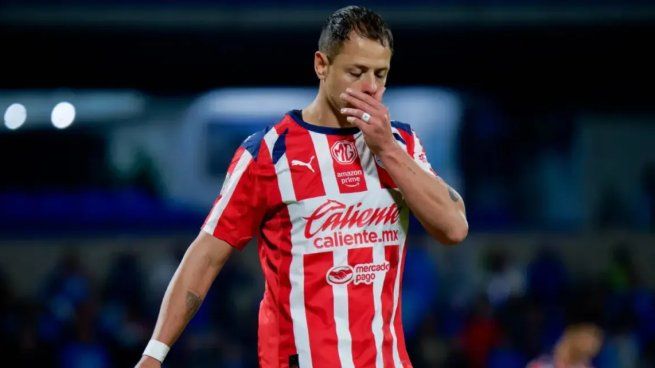 Javier Chicharito Hernándes erró el penal que le hubiera dado la clasificación a Chivas ante Cruz Azul y fue tundidos con&nbsp; memes por los usuarios en las redes sociales.