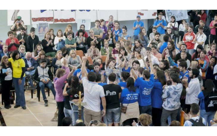 Cientos de personas con música, proyecciones de videos y otras manifestaciones festivas intentaban mitigar el dolor al despedir hoy a Micaela García, la chica de 21 años que fue asesinada en Gualeguay, en un gimnasio de Concepción del Uruguay, su ciudad natal.