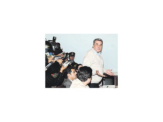 El prefecto de Pando, Leopoldo Fernández, compareció ayerante el tribunal que lo juzgará por la matanza de unos 30campesinos oficialistas. Afirmó haber sido detenido de modoilegal.
