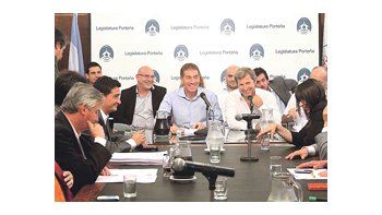 El ministro de Espacio Público, Diego Santilli, ayer junto al titular de la Comisión de Presupuesto, en la Legislatura porteña, Rogelio Frigerio, durante el debate sobre los gastos 2014. Los dos dejan sus cargos en diciembre.