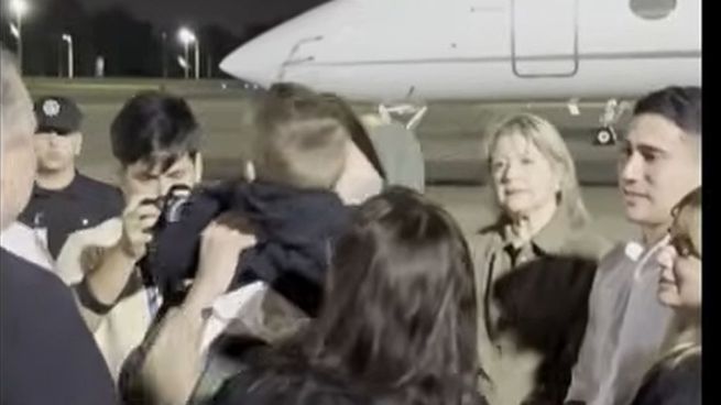 Nahuel Gallo abrazó a su hijo Víctor apenas descendió del avión en Ezeiza.