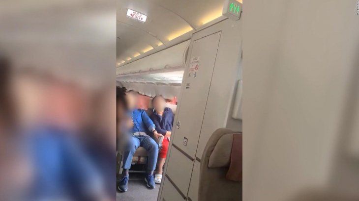 Así fue el tenso momento en el vuelo de Alaska Airlines donde una puerta de la aeronave se desprendió en pleno viaje.