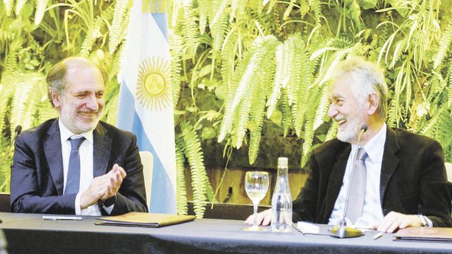 giro. Eduardo Hecker y Alberto Rodríguez Saá sellaron un acuerdo para que el BN sea el agente financiero de la provincia por seis años.