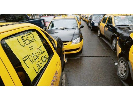Batalla. Los propietarios de taxis protestaron ayer contra la ley que habilita la App en la provincia. La rebelión contra Uber se materializa en España con ocho días de huelga de taxis.