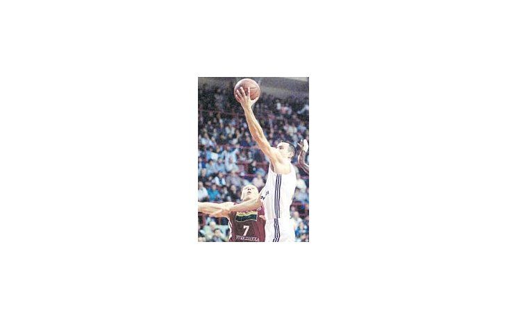 Emanuel Ginobili convierte en bandeja ante la marca del jugador venezolano.