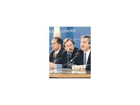 El jefe de Gabinete, Alberto Fernández, introduce al ministro de Economía, Carlos Fernández, para que éste explique el complejo nuevo sistema de retenciones móviles. Mira a la audiencia el gobernador de Buenos Aires, Daniel Scioli.