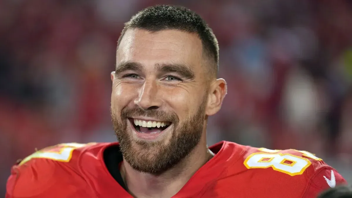 ¡Deportes y Romance con Millones! La Asombrosa Fortuna de Travis Kelce en 2025 (y su Aumento Gracias a Taylor Swift)