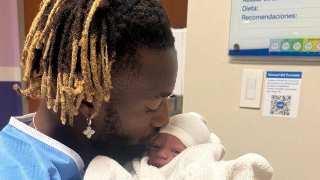 A través de su cuenta de Instagram, Allan Saint-Maximin publicó una fotografía en el hospital sosteniendo a su nuevo hijo: Isaïe El Rey.