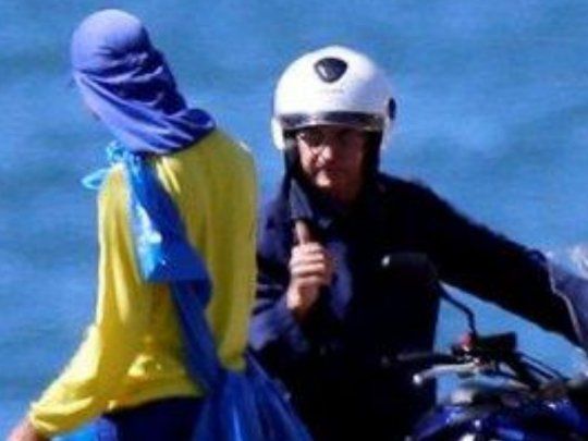 Bolsonaro, violando las condiciones de seguridad, durante su cuadro de coronavirus.
