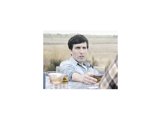 La pieza teatral de Luciano Quilici “Los quiero a todos” pasó al cine sumando tiempos muertos y chatura en su entorno visual.