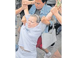 Laura Pollán, esposa de Héctor Maseda, dirigió las Damas de Blanco, las emblemáticas mujeres que resistieron al régimen. En esta imagen, al ser arrestada el 17 de marzo de 2010.