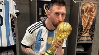 Messi besando la copa del mundo: festejó el aniversario del título en las redes.