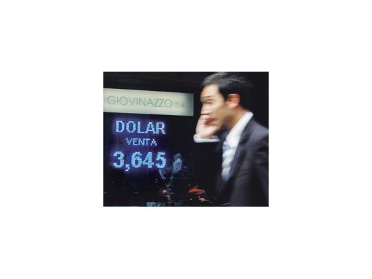 La avidez por el dólar no se detiene. Ayer volvió a registrar una suba. Las casas de cambio se siguen poblando de público.