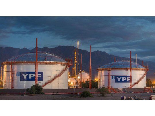 Fuentes del sector aseguran que YPF incrementó su amplia cuota del mercado ante la falta de abastecimiento de las estaciones sin bandera.