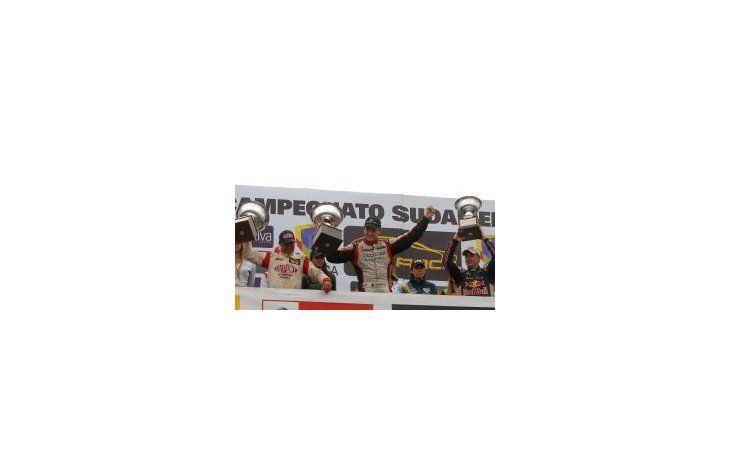 Bicampeón. El Mercedes Benz de Agustín Canapino ganó en el Súper Sprint y repitió el título de 2010.