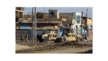 Soldados iraquíes patrullan la escena de las explosiones en el centro de Bagdad.