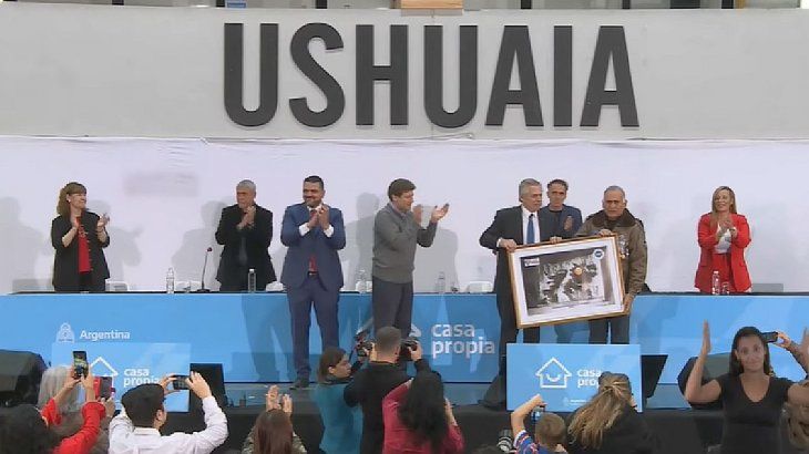 Alberto Fernández recibió un cuadro en homenaje a los caídos de la Guerra de Malvinas.